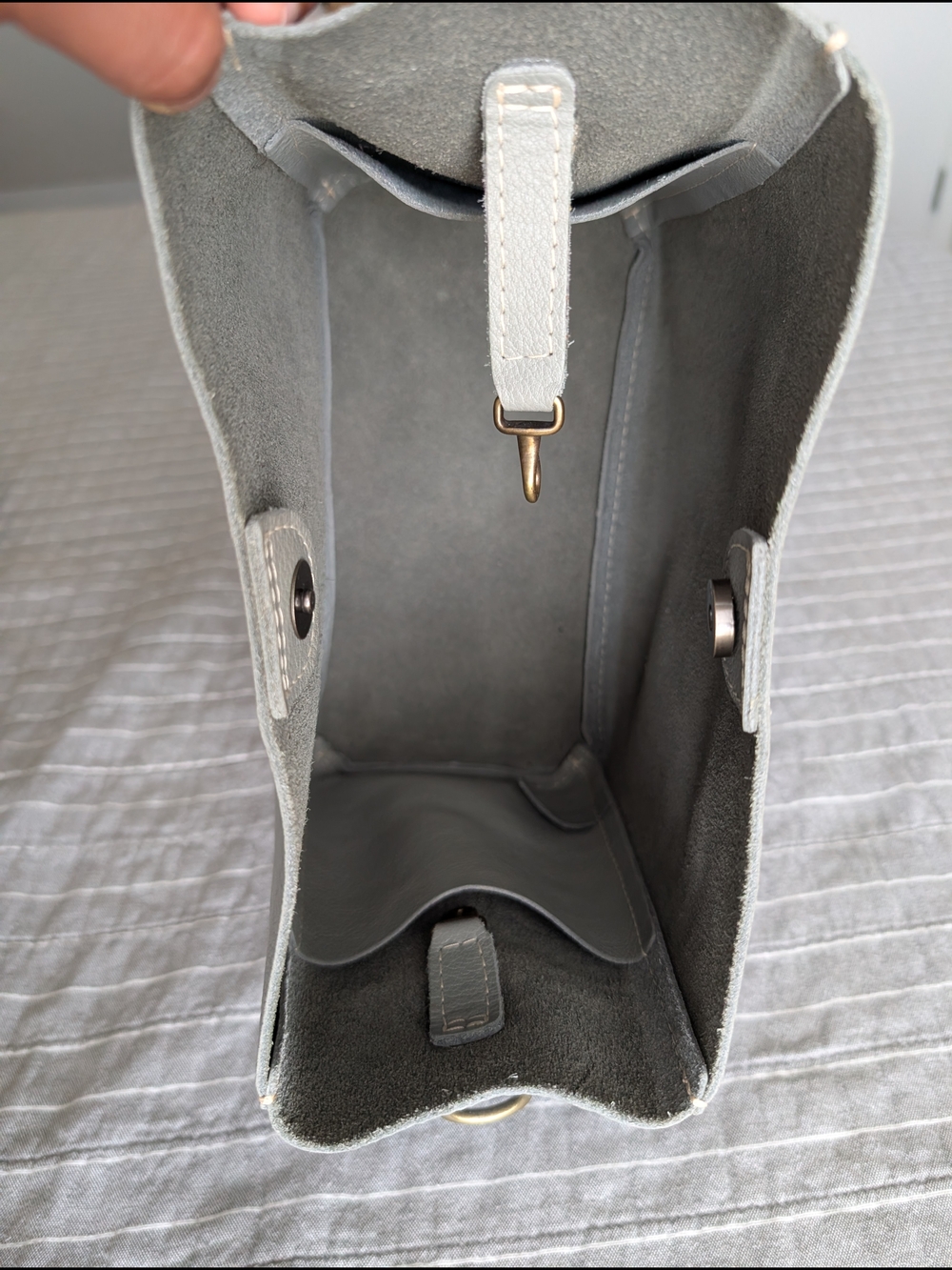 NWOT Butterfly Bucket Bag Pebbled Leather Crossbody in Light Gray No Strap - Picture 9 of 11